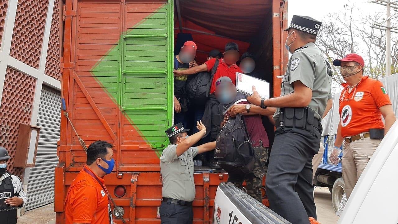 INM localiza 329 migrantes dentro de 3 camiones en Chiapas