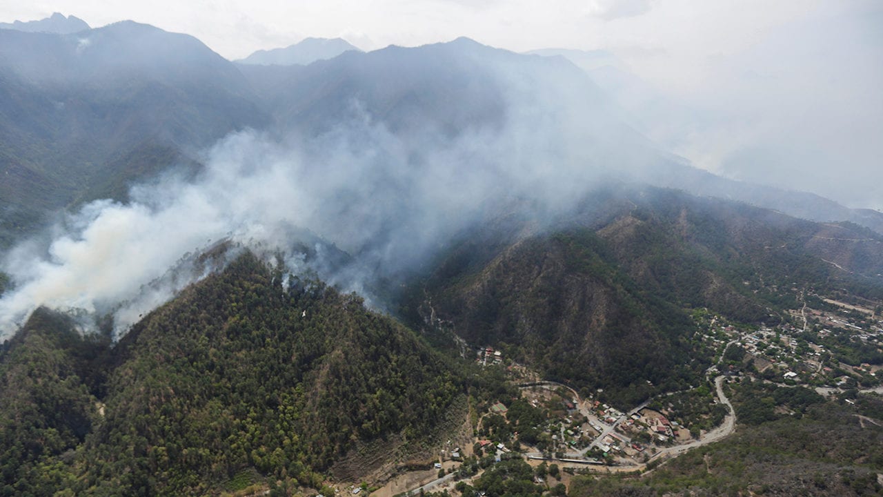 ‘Bombardean’ nubes para causar lluvias y apagar incendio en Nuevo León