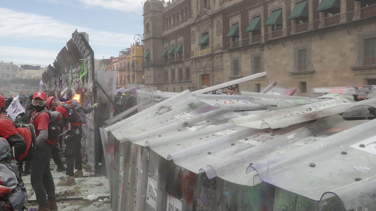 Muro en Palacio Nacional evitó choque entre policías y mujeres: AMLO