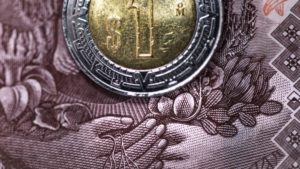Peso cae tras aprobación de reforma eléctrica, Cemex anima a bolsa
