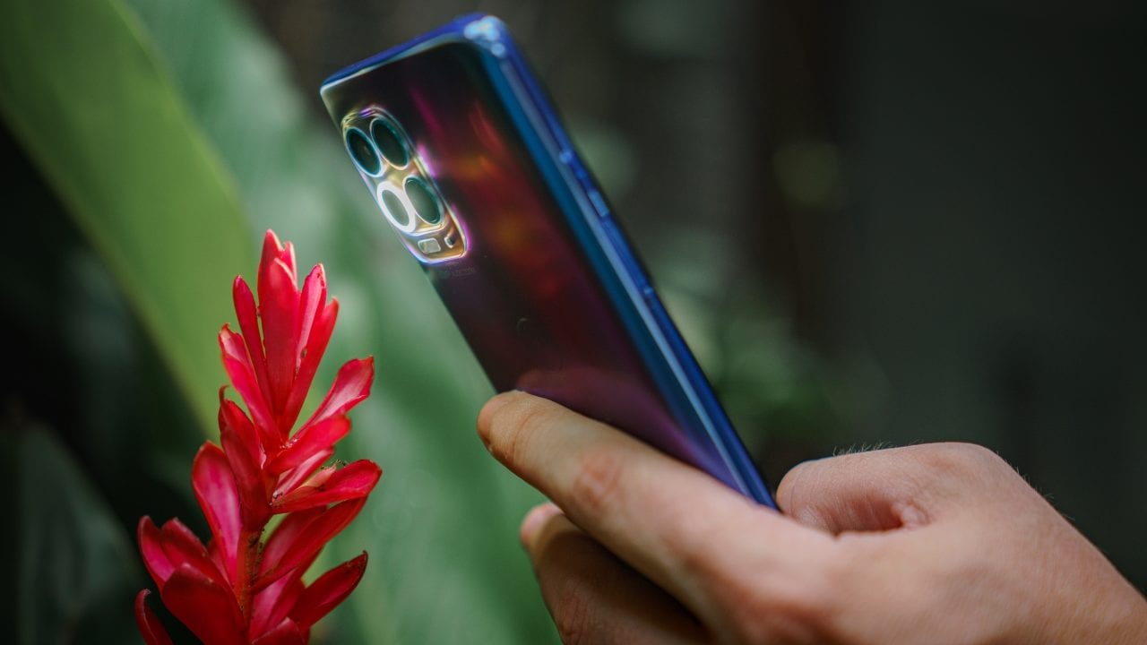 Smartphones se adaptan a la pandemia; ahora tienen termómetros y aros de luz
