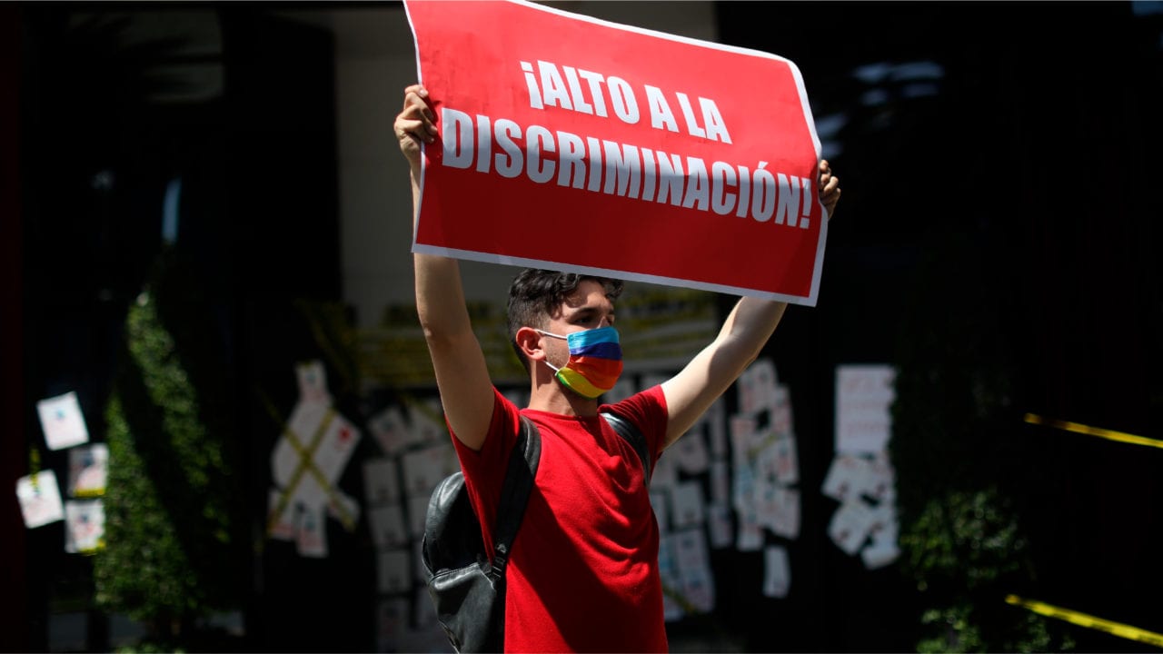 Protestan contra Volaris por discriminar a joven con VIH