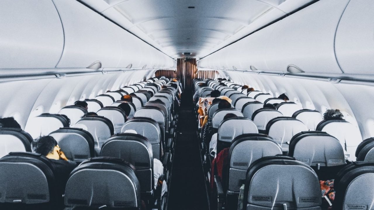 Desmienten: viajar en avión no sube riesgo de trombos a vacunados contra Covid-19