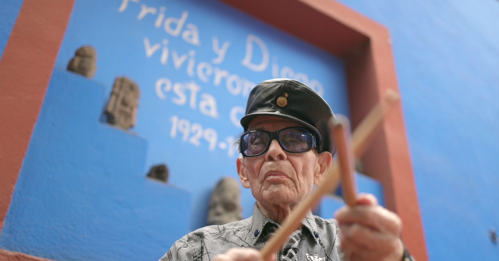 El jazzman Tino Contreras celebra sus 97 años con show online desde la casa de Frida Kahlo