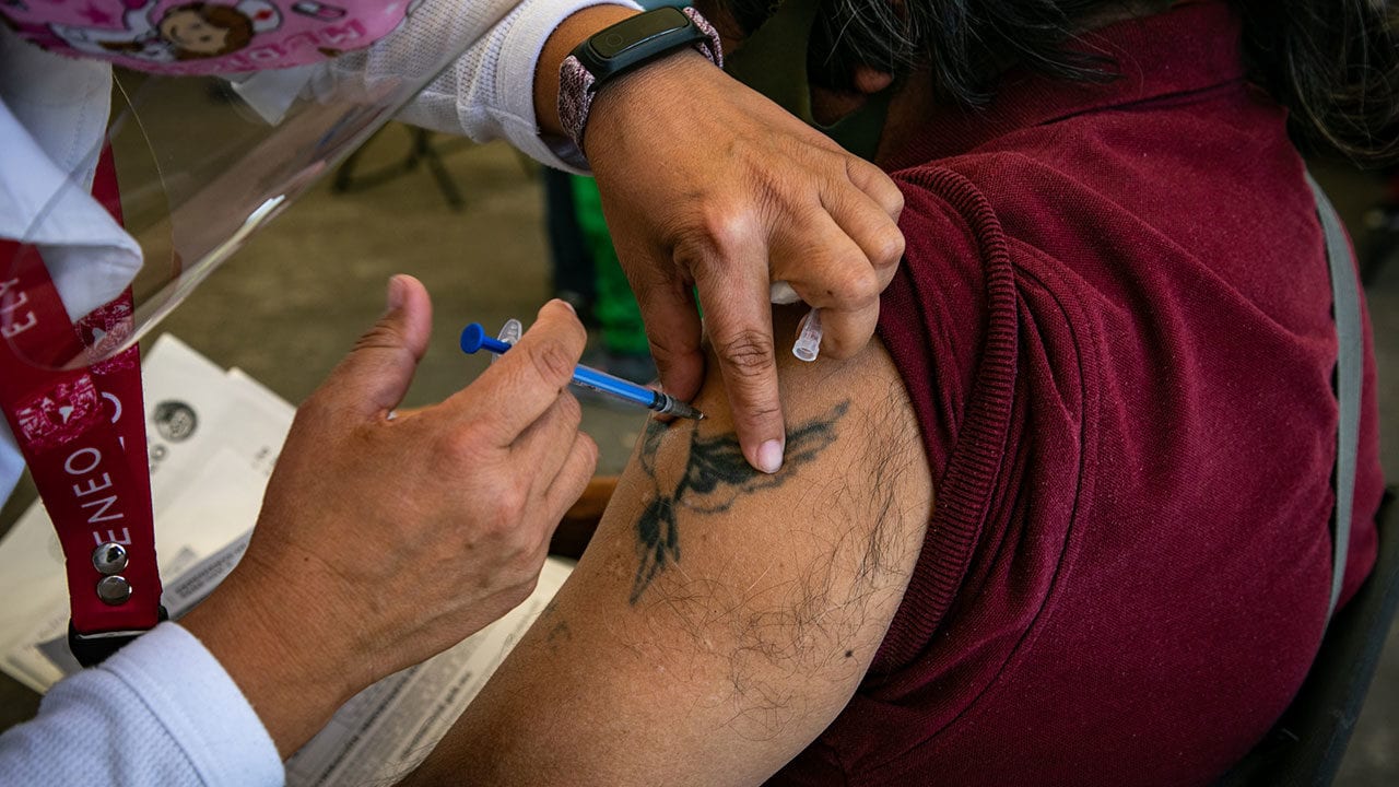 Jóvenes se disfrazaron de adultos mayores para vacunarse en CDMX; están detenidos