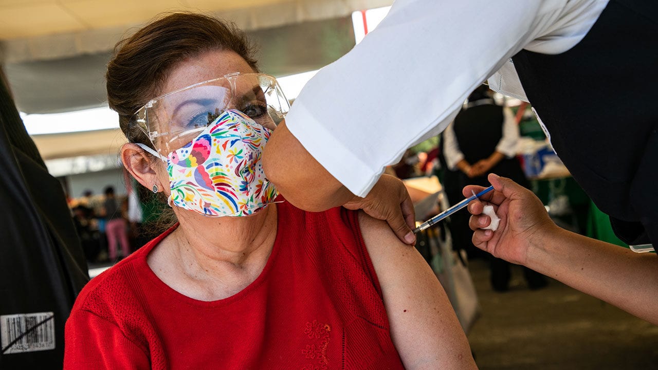CDMX rebasa el millón de adultos mayores con primera dosis de la vacuna