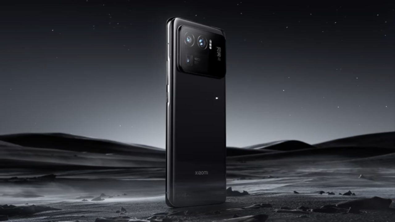 Este smartphone apuesta por una pantalla trasera de 1.1 pulgadas