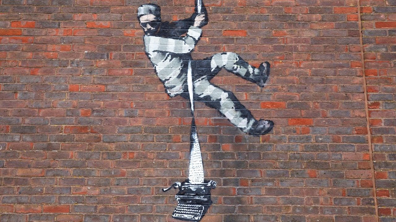Banksy confirma autoría de pintura en muro de prisión inglesa