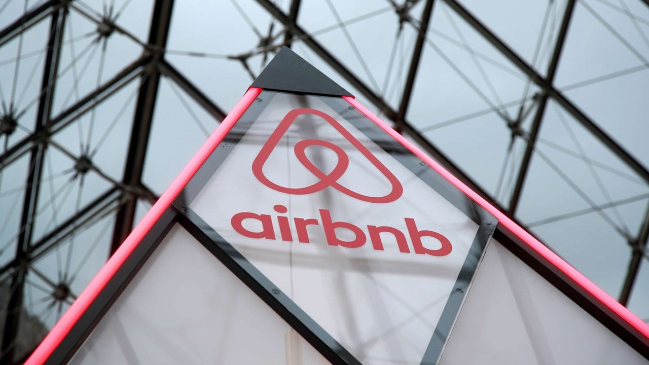 Airbnb elimina alquiler de casa que incluía ‘cabaña de esclavos de 1830’