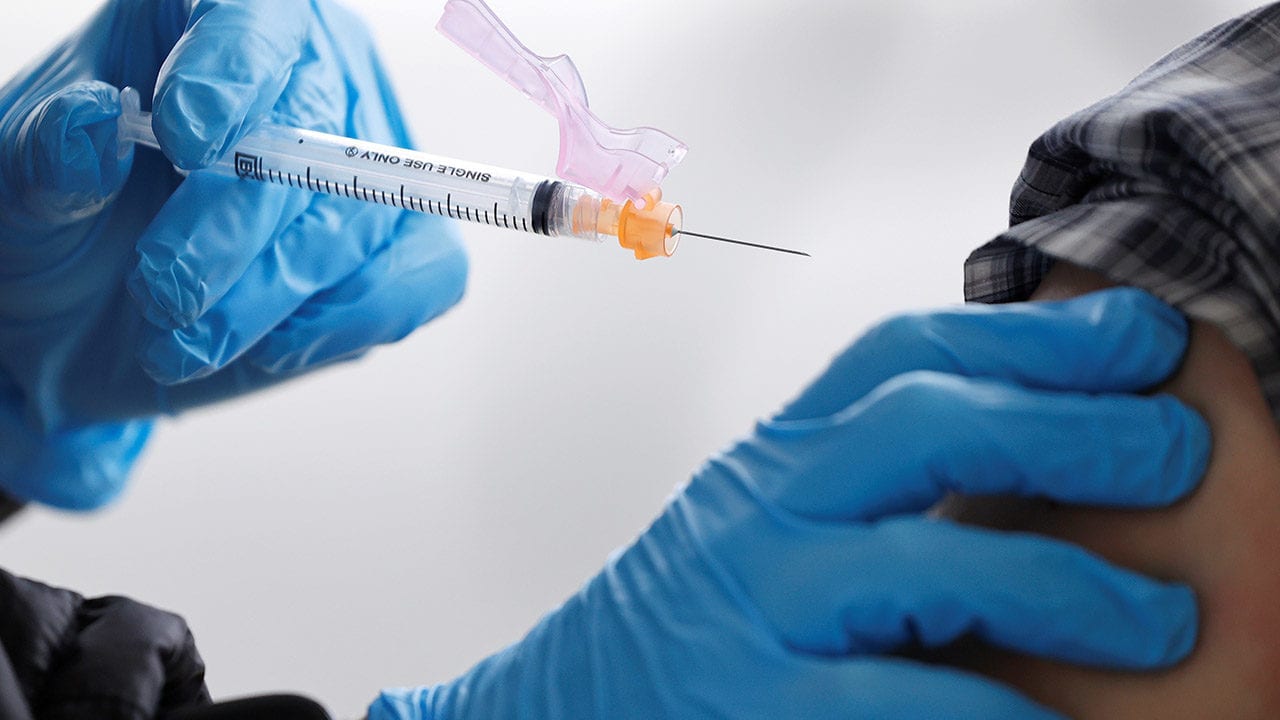Anticuerpos contra Covid-19 perduran 12 meses tras la enfermedad y aumentan con vacuna: estudio
