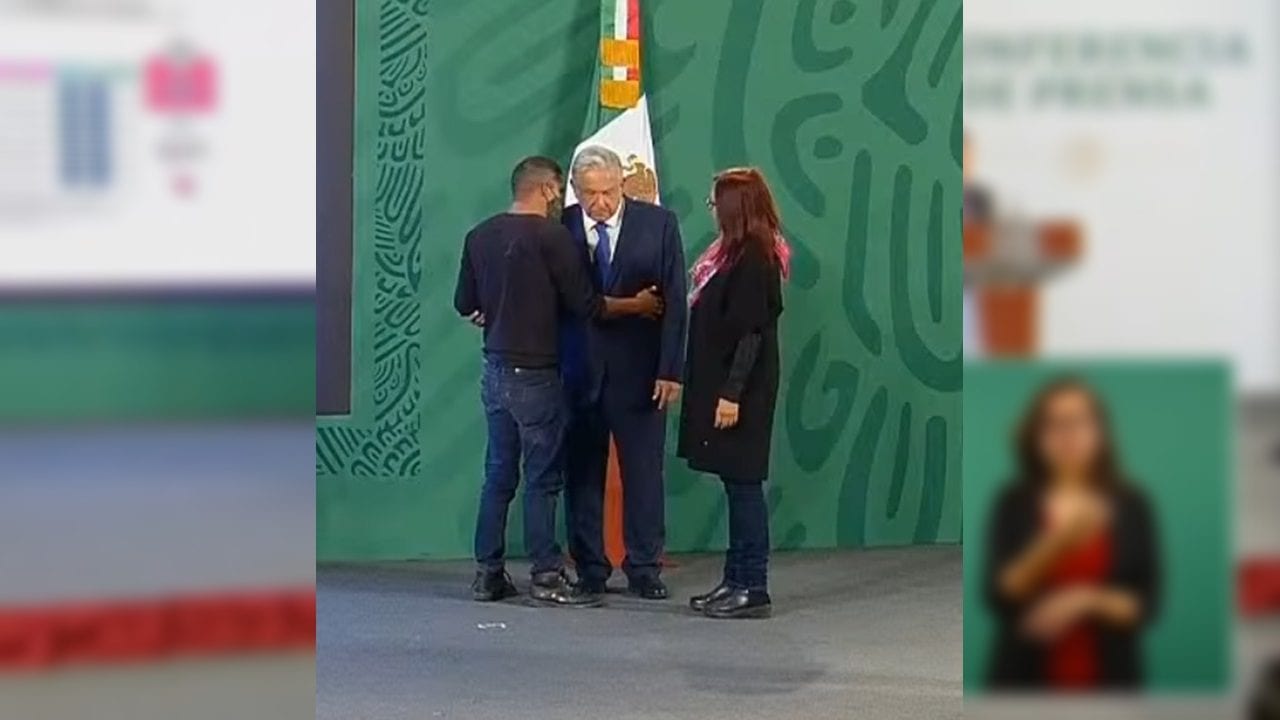 Joven se cuela a la ‘mañanera’ y llega hasta AMLO