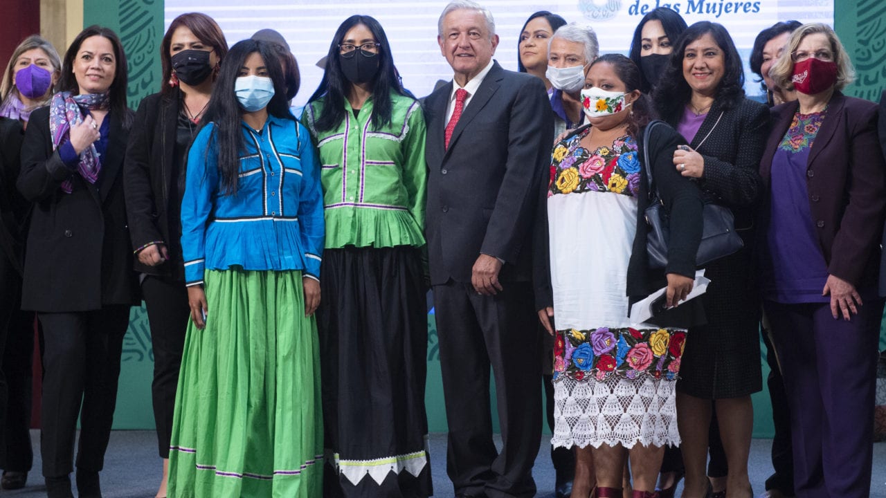 ‘Quedas pendiente, corazón’, le dice AMLO a una reportera en este 8M