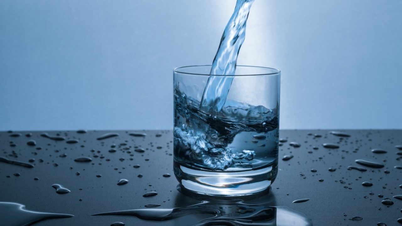Beber agua acceso al agua crisis