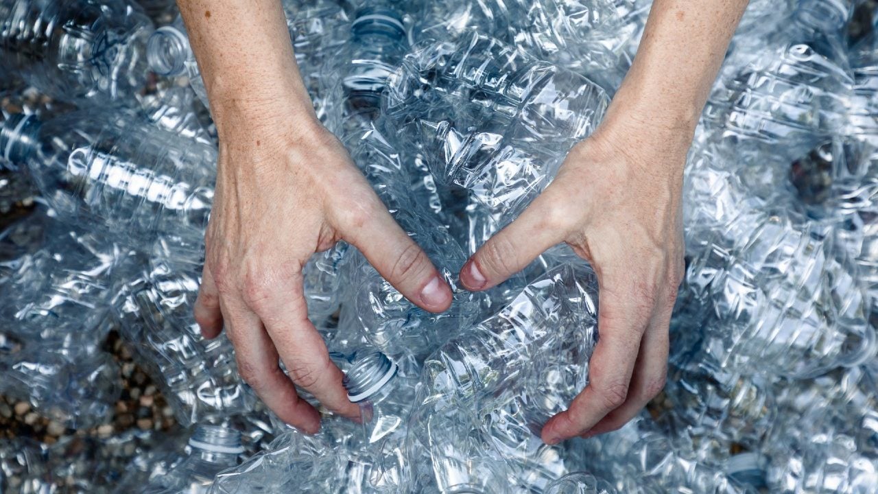 residuos botellas plástico reciclado