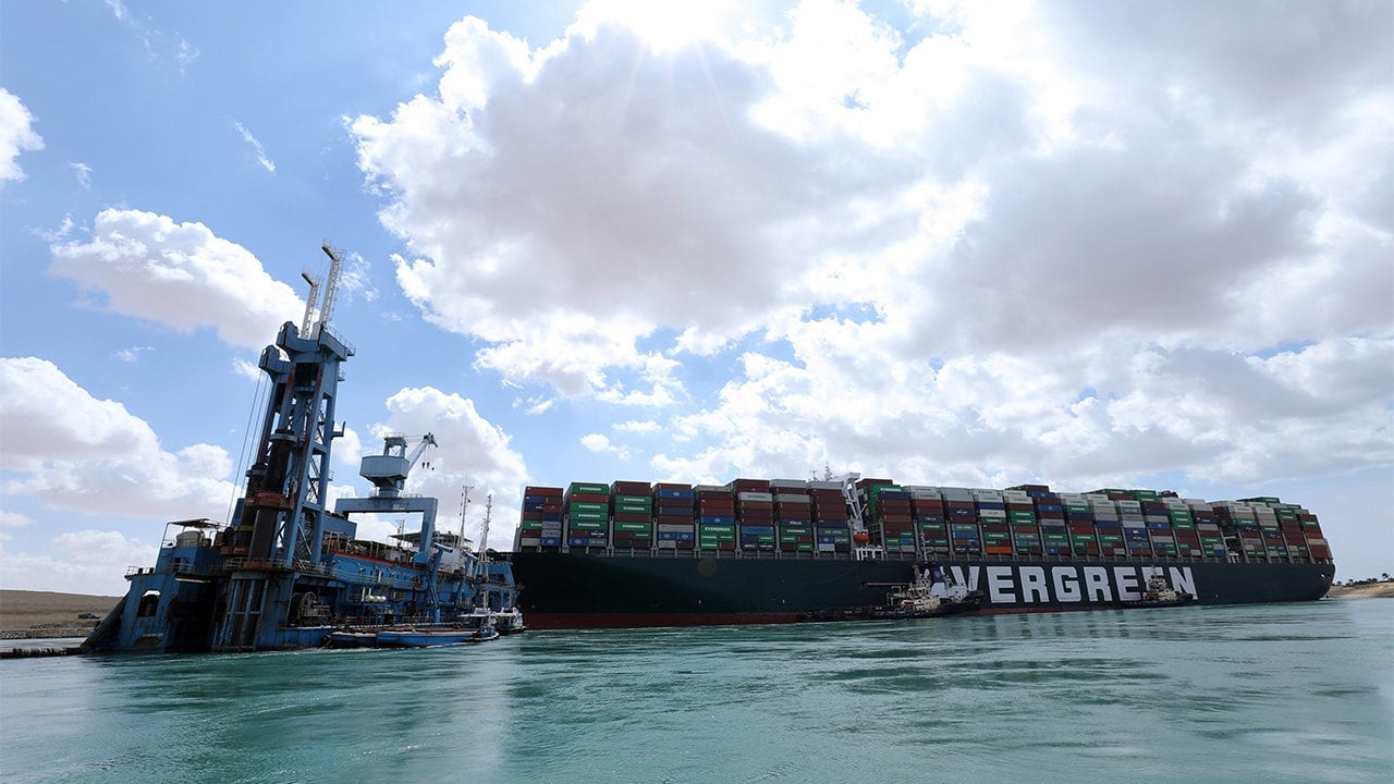 Tráfico en Canal de Suez se reanunda tras liberación de barco atrapado