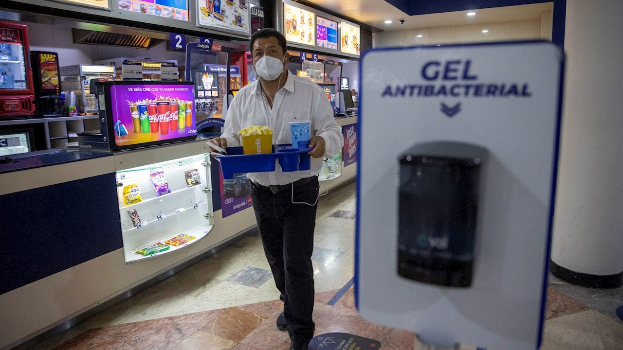 Cines de CDMX reabren con aforo limitado tras dos meses de cierre