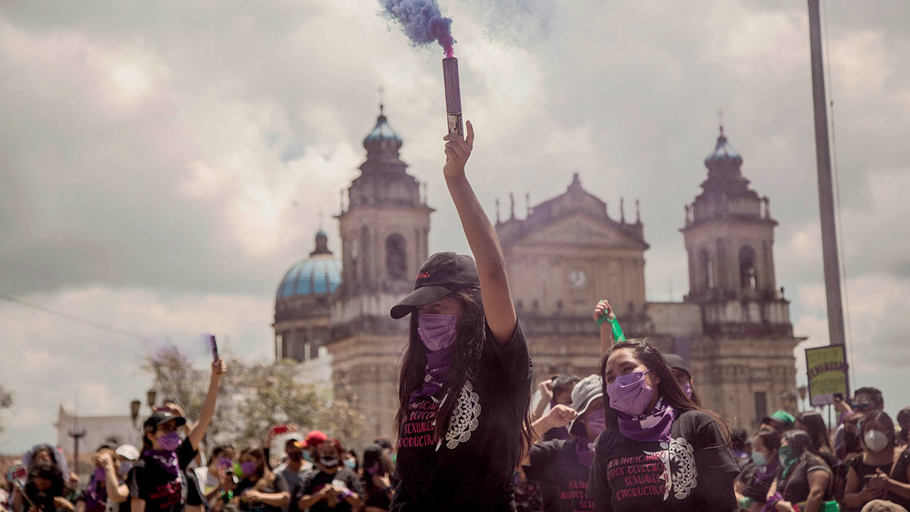 Va a la cárcel una mujer que aborta antes que un candidato violador: carta de artistas a AMLO