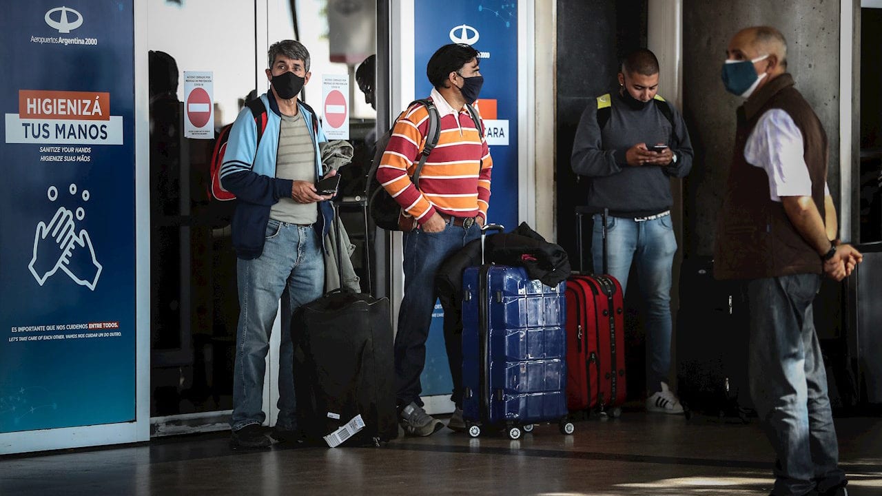 Estadounidenses creen que la pandemia está ‘aflojando’ y pronto comenzarán a viajar: encuesta