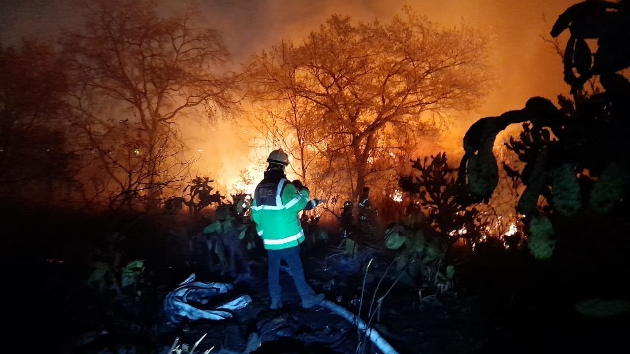 Tras 9 horas de trabajos, sofocan incendio en Periférico Sur al 98%