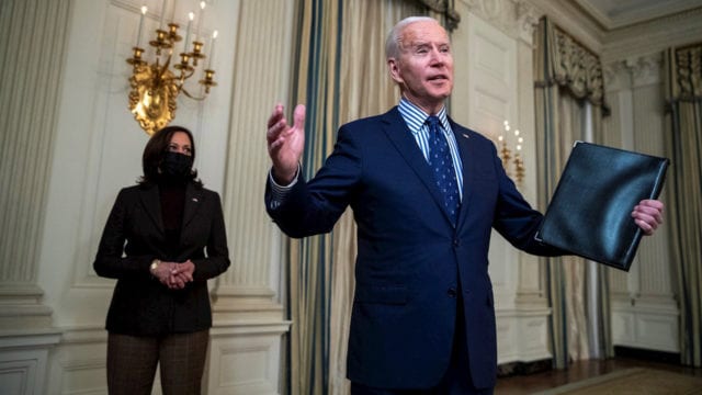 Biden celebra aprobación del plan de estímulo por 1.9 billones de dólares