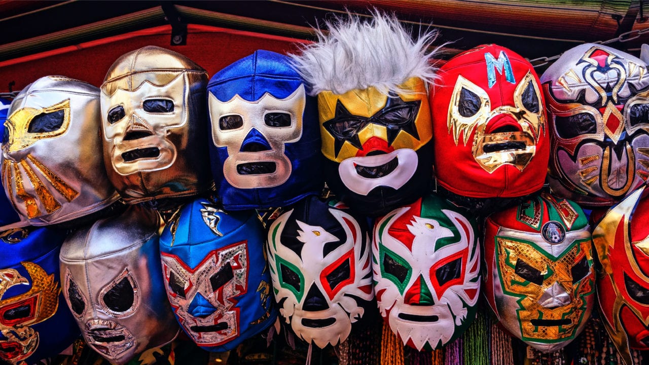 Luchadores mexicanos retan a usar cubrebocas contra Covid-19