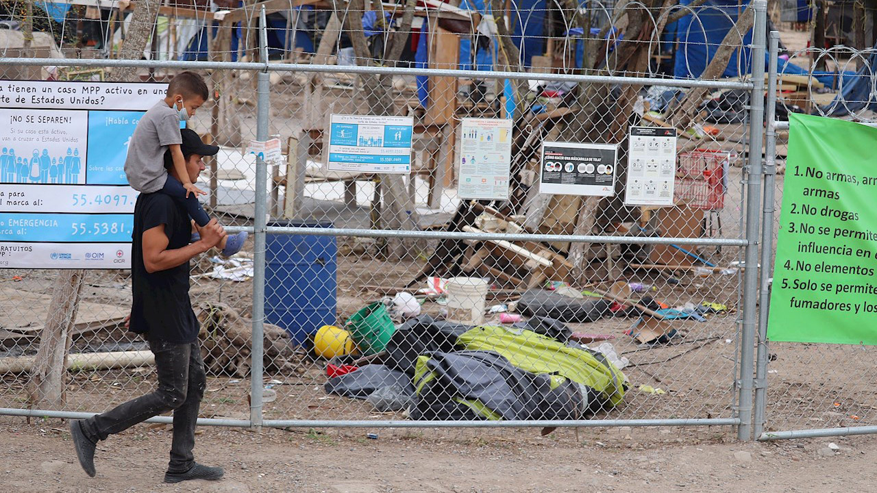 Desmantelan campamento en México pero migrantes llegan para cruzar a EU