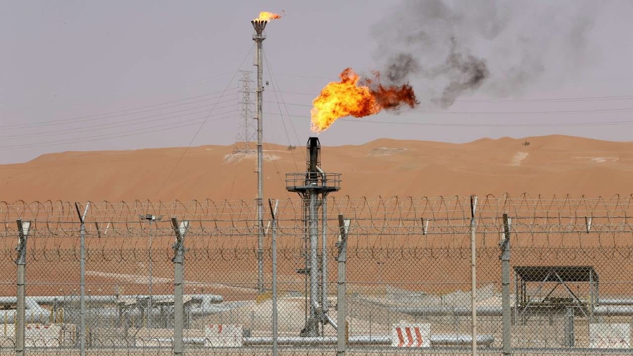 Ataques a instalaciones petroleras de Arabia Saudita elevan crudo a máximos de 2 años