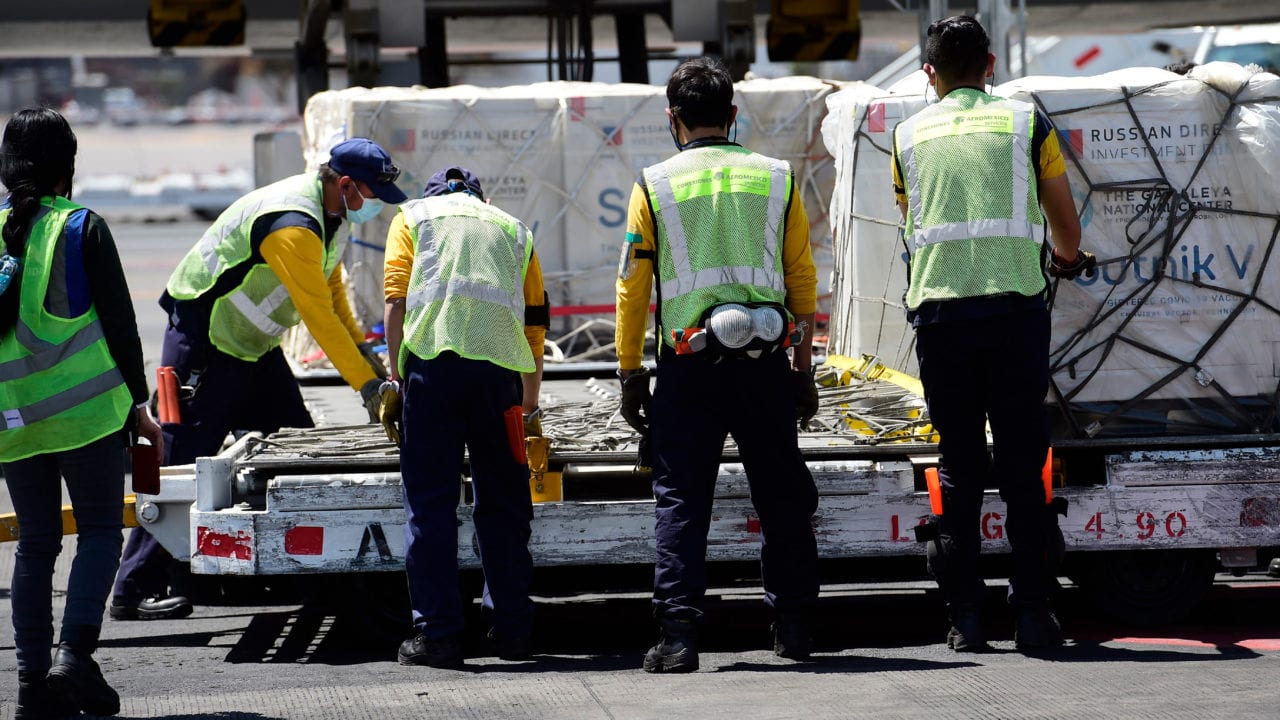 Llegan 200 mil dosis de vacuna Sputnik V a México