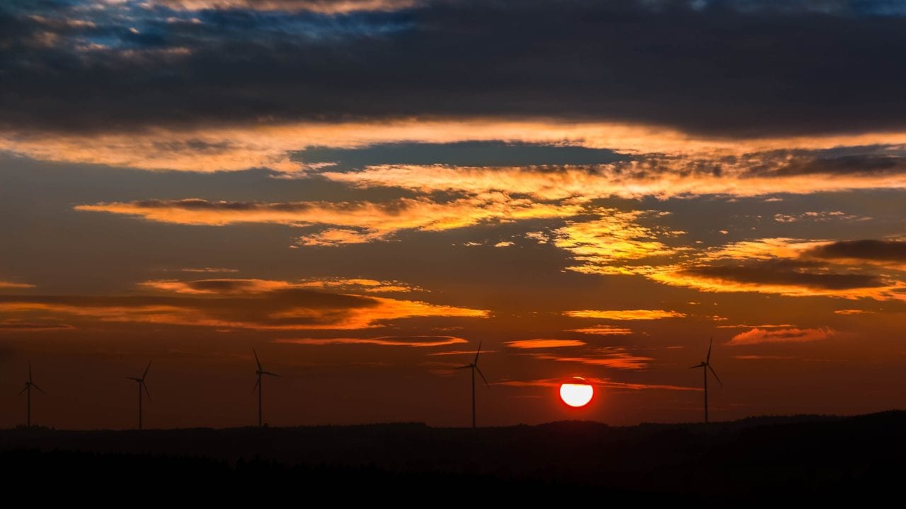 Empresas de energía renovable alistan batalla legal contra reforma eléctrica