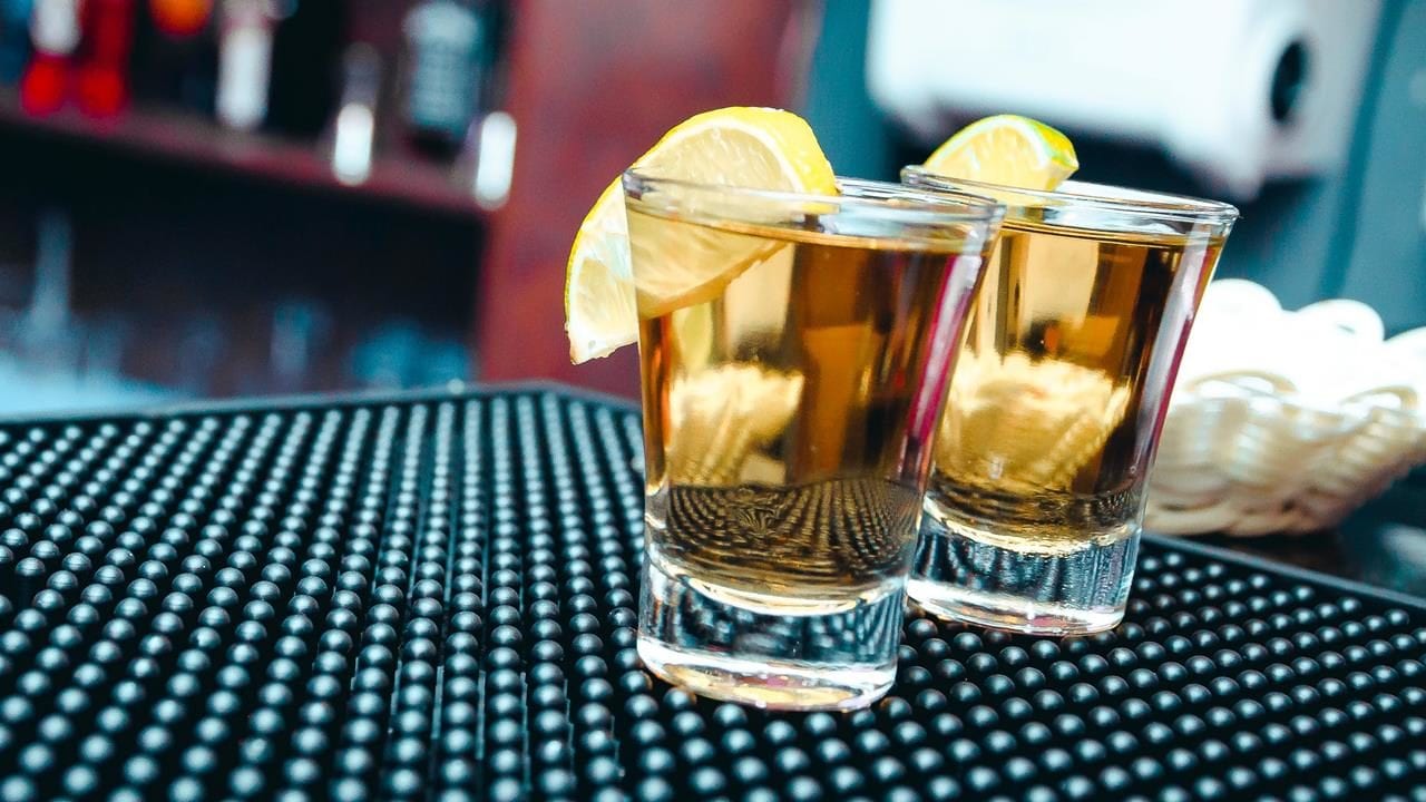 Cierre de bares pega al tequila: consumo cae 4% en 2020