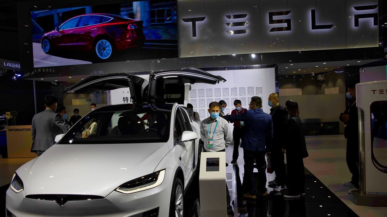 Tesla llama a revisión casi 6,000 autos por posibles tornillos sueltos