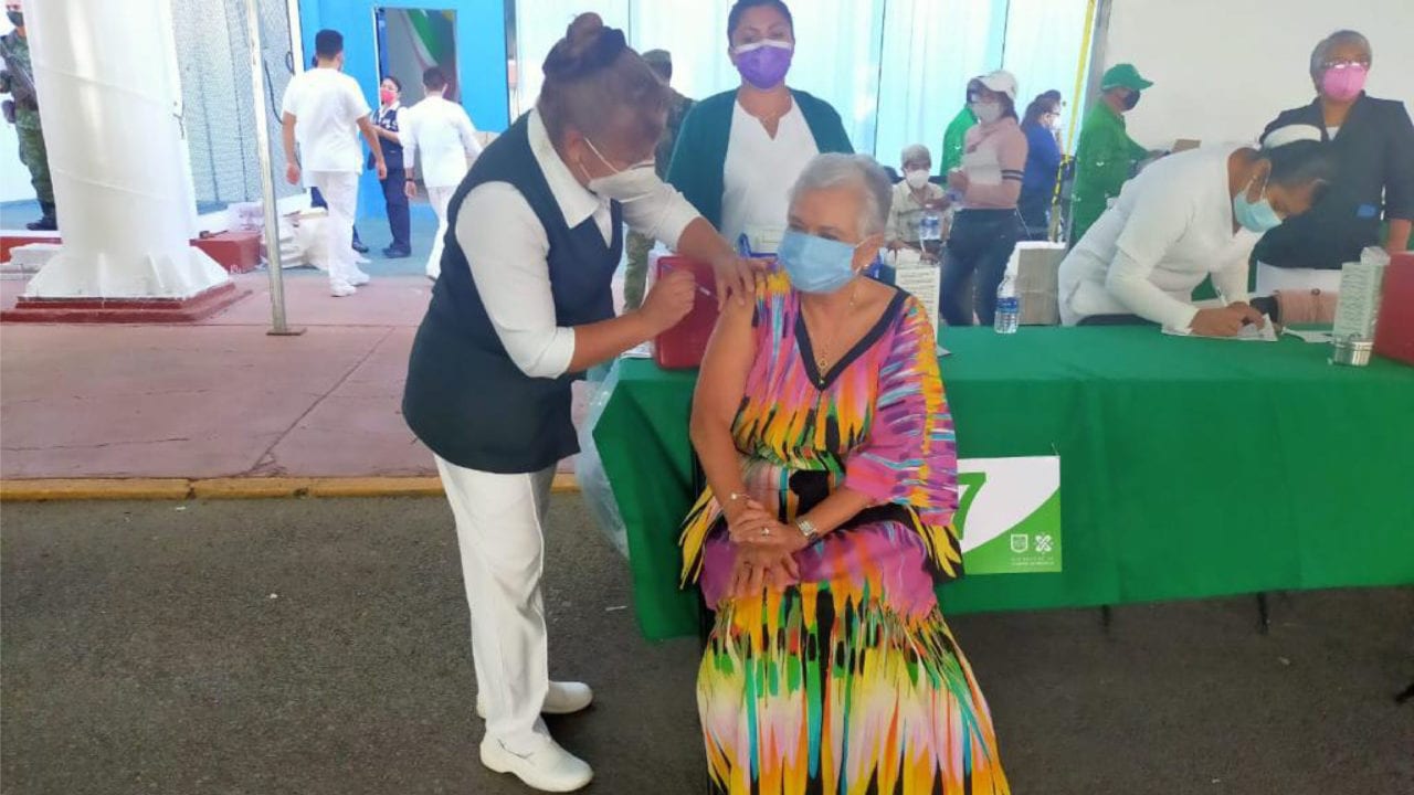 Olga Sánchez Cordero recibe vacuna contra Covid-19