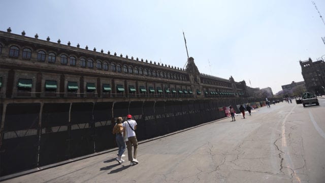AMLO afirma que colocación de vallas en Palacio Nacional no es miedo