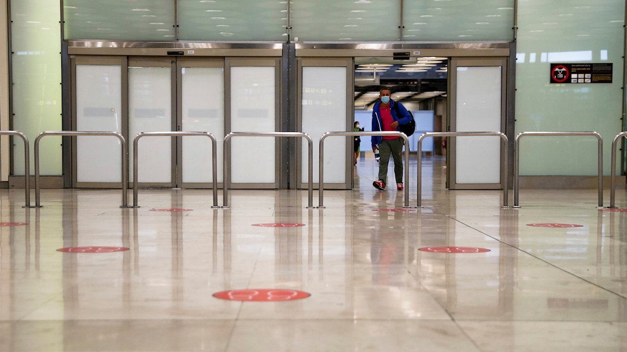 OMS pide no exigir vacuna ni certificados a viajeros internacionales