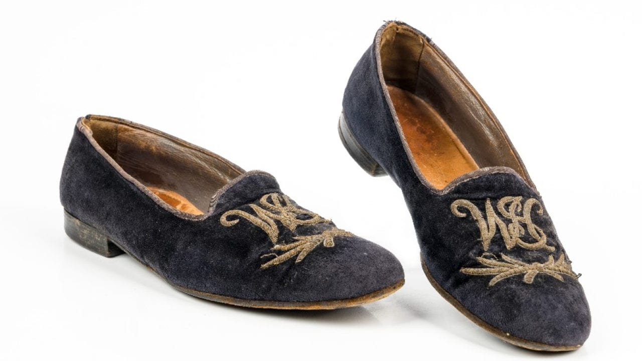 Subastan por 45,600 euros unas pantuflas de Winston Churchill