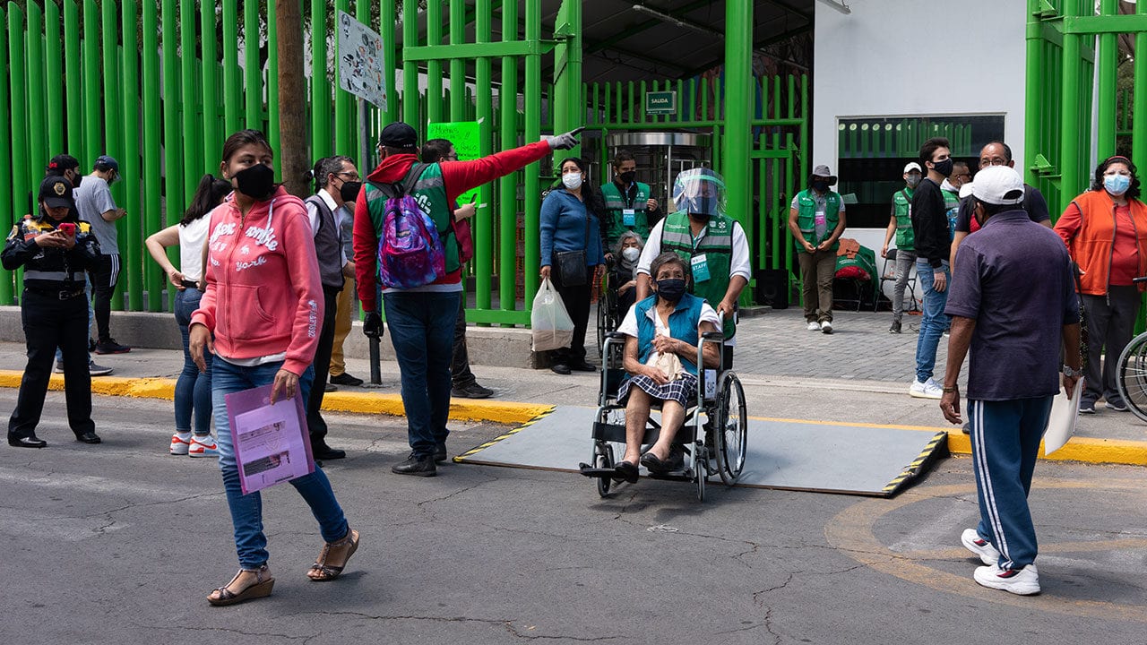 Fotogalería: Llega por fin la vacuna a Iztapalapa, la alcaldía más afectada por Covid-19