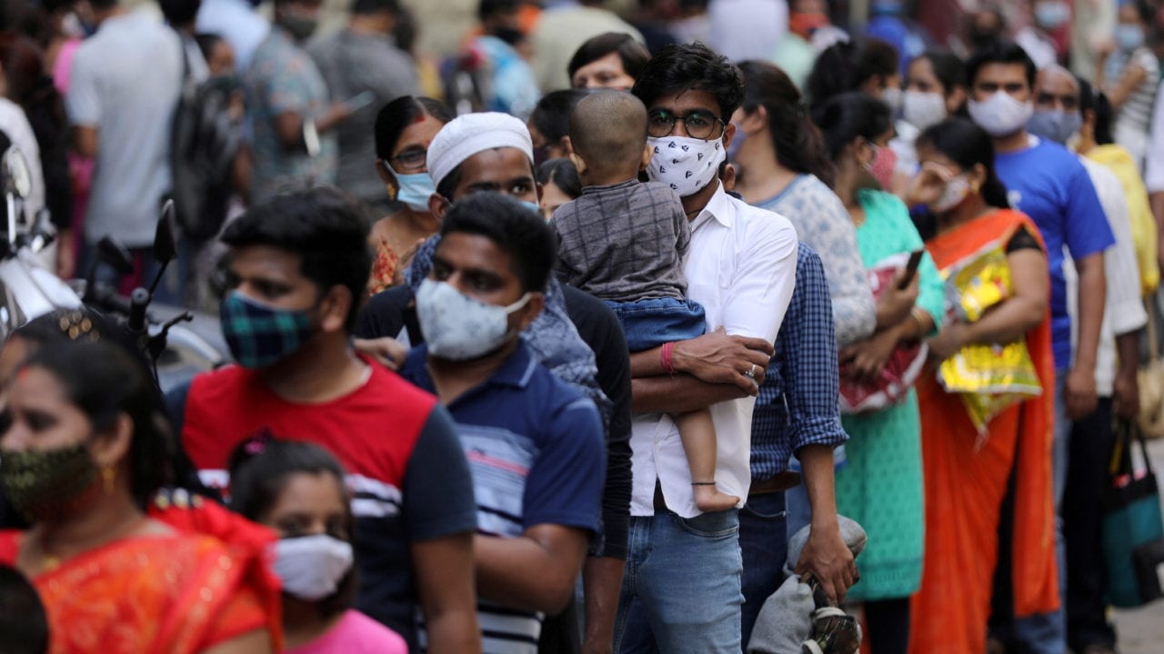 India registra récord mundial de nuevos casos Covid-19; escasea oxígeno
