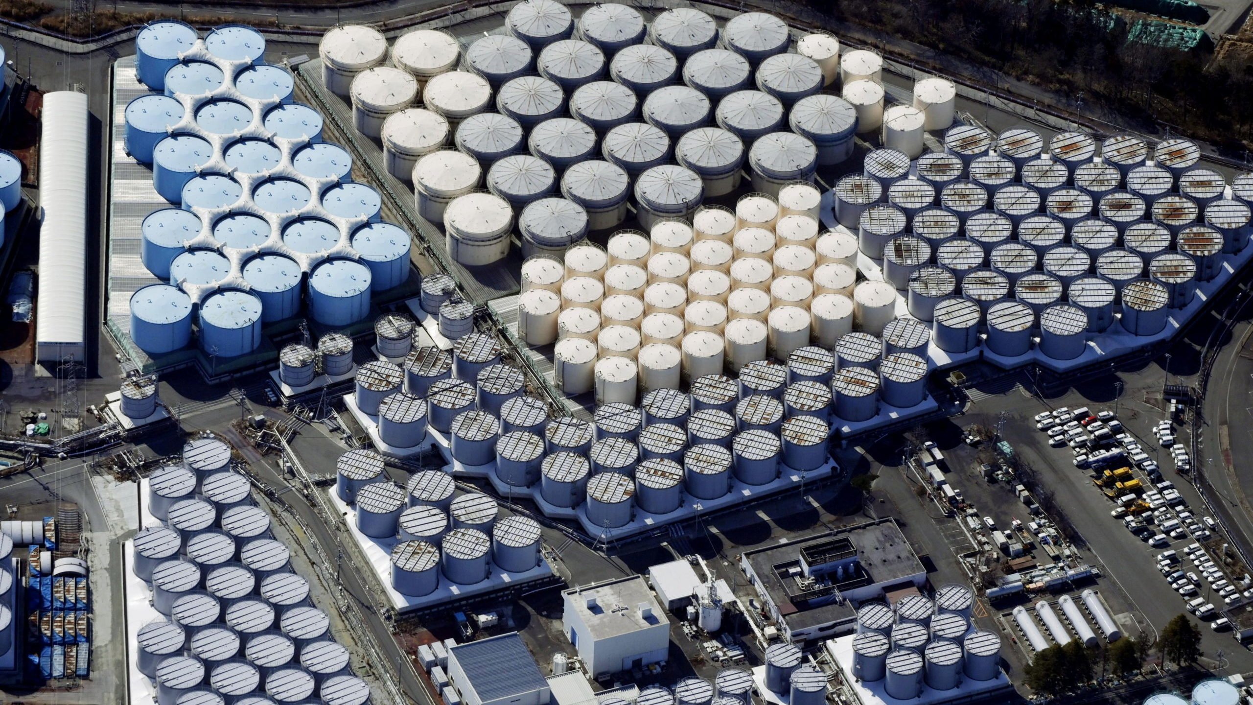 China pide a ministro japonés beber agua de Fukushima