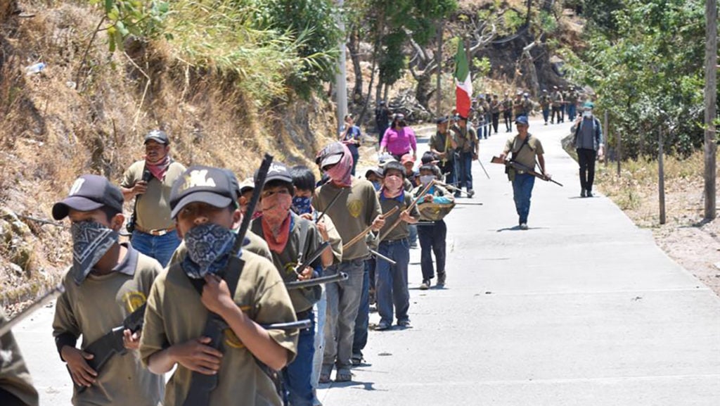 Niños policía comunitaria en México.