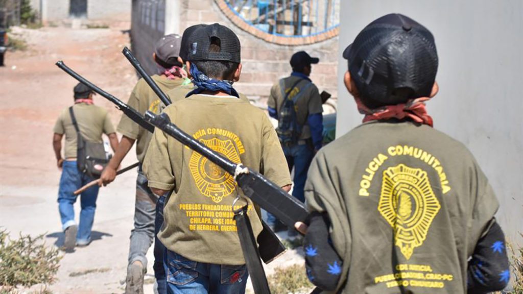 Niños policía comunitaria en México.