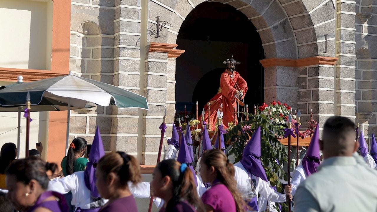 Pese a pandemia, mayas tzotziles celebran su procesión de Jueves Santo