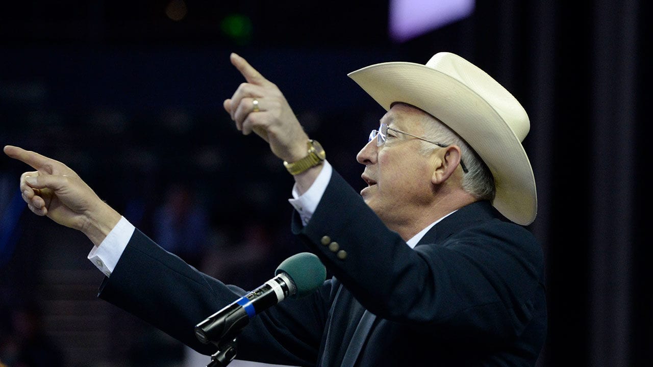 ¿Quién es Ken Salazar, nominado a embajador de EU en México?