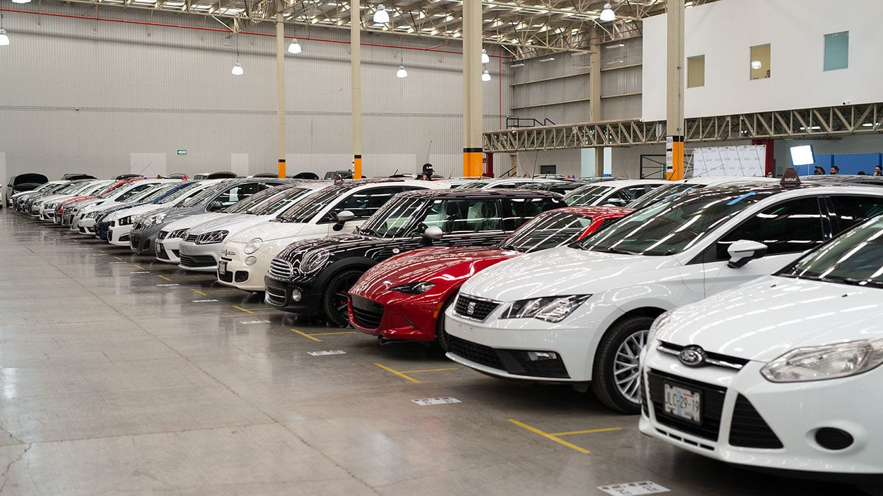 Compradores de automóviles de EU enfrentan precios más altos y menos opciones bajo los aranceles de Trump