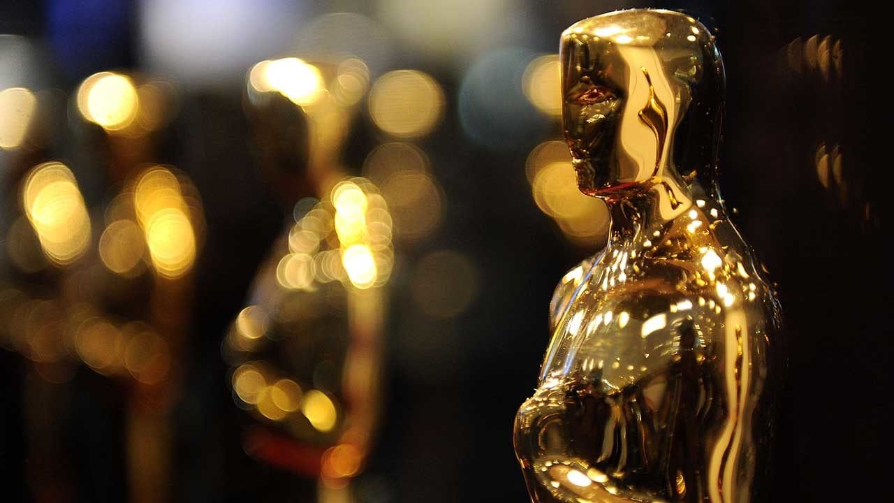 Alfombra color champán y equipo de crisis, listos para la celebración de los Oscar