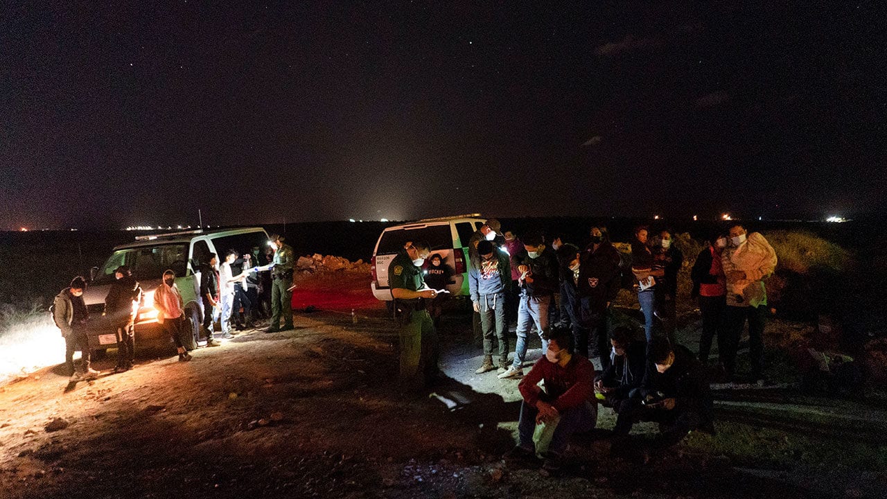 EU comienza a enviar a familias migrantes al sur de México, lejos de su frontera