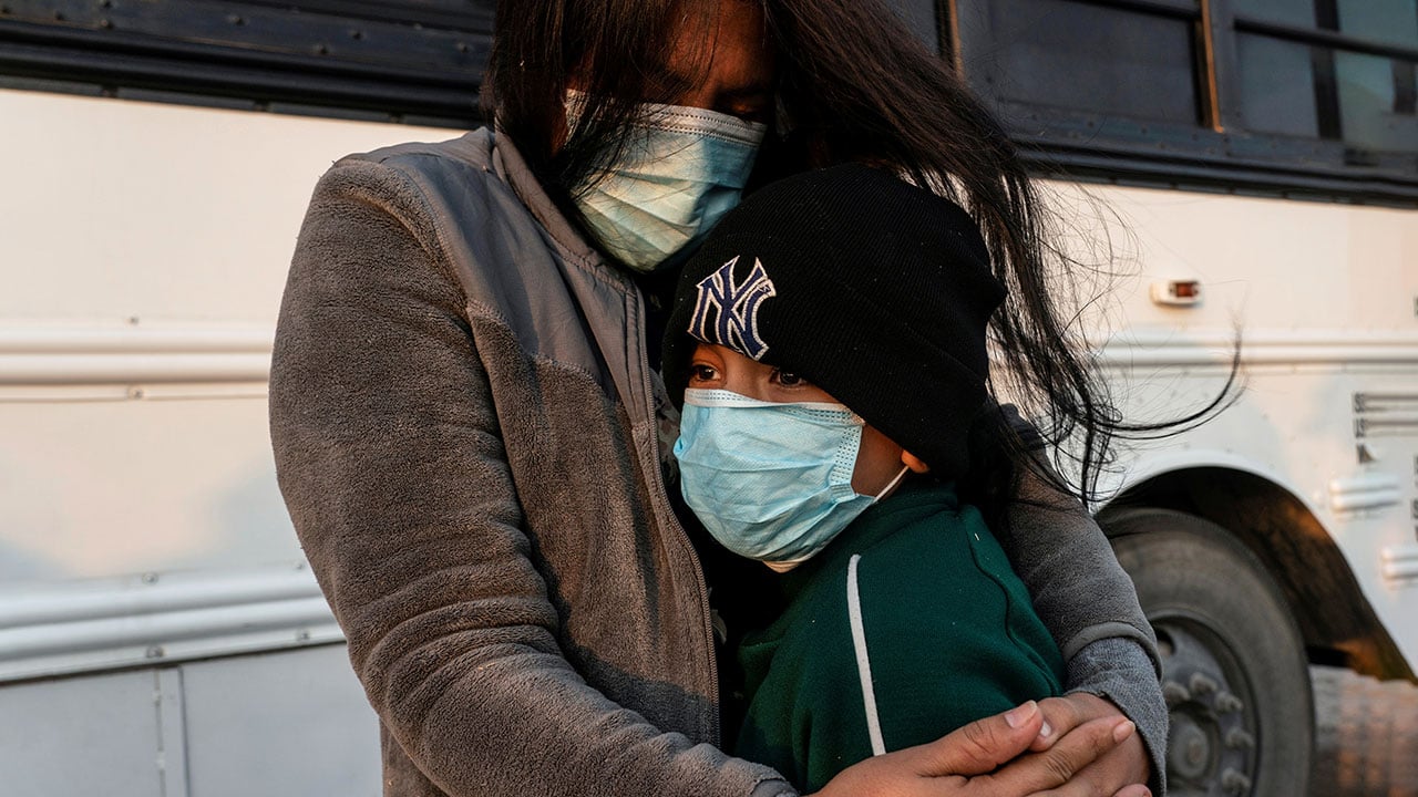 ‘No lo pongo más en riesgo’, recibe madre hondureña a niño migrante abandonado