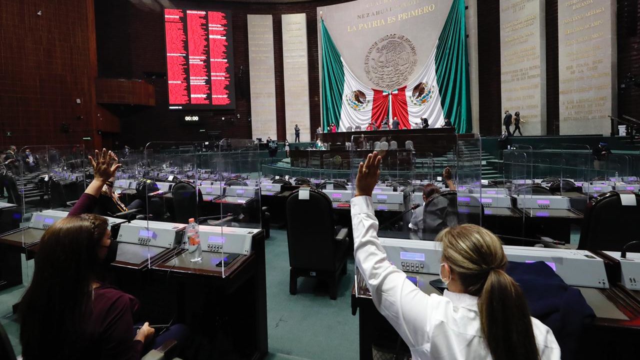 A punta de amparos y demandas descarrilan las leyes y decretos de la 4T