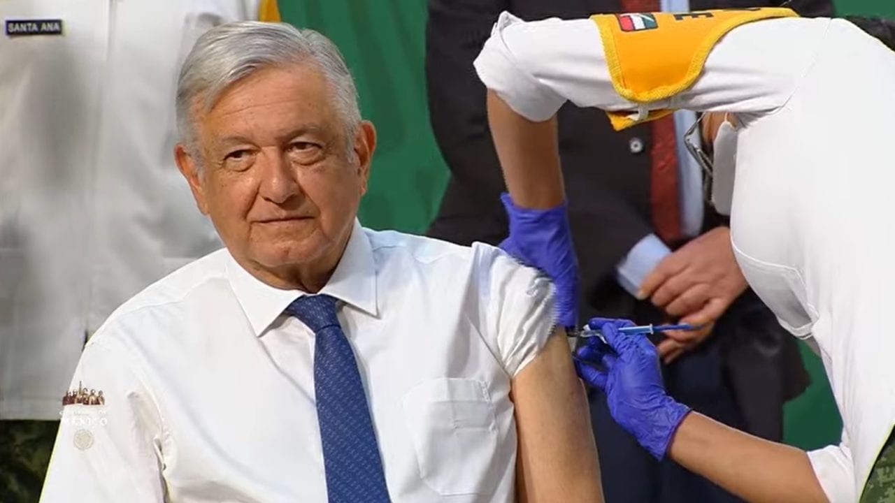 AMLO recibe vacuna contra Covid-19 con dosis de AstraZeneca
