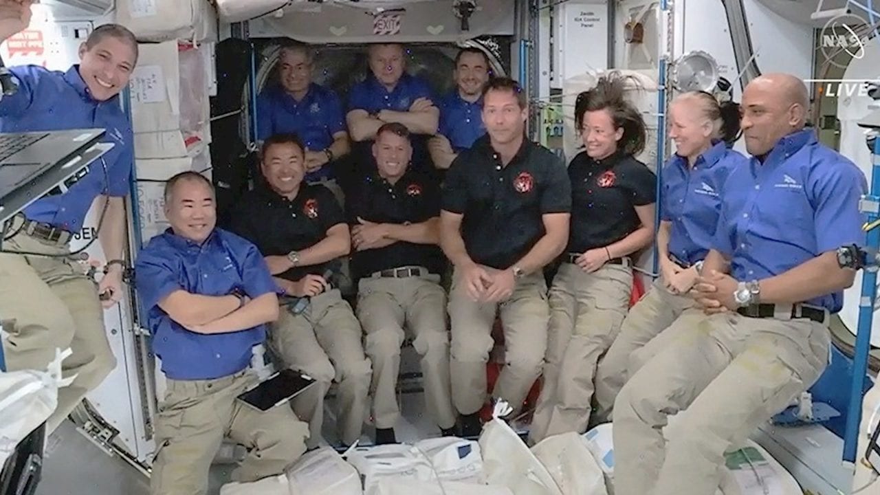 Astronautas llegan a estación espacial a bordo de cápsula de SpaceX