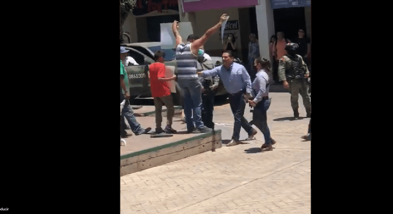 Gobernador de Michoacán agrede a manifestante; encaré a un ‘halcón’, dice Aureoles